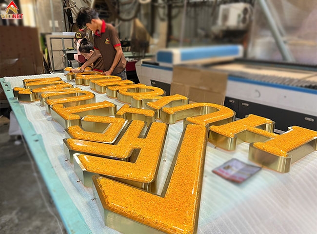 Gia công chữ nổi mặt acrylic Tuấn Huy Chương