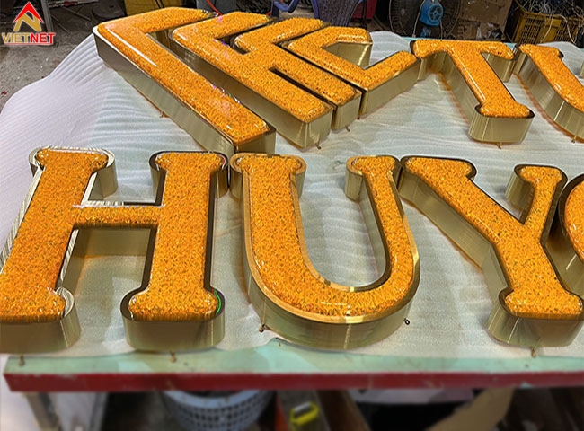 Gia công chữ nổi mặt acrylic Tuấn Huy Chương