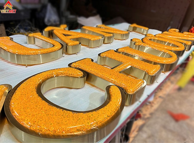 Gia công chữ nổi mặt acrylic Tuấn Huy Chương