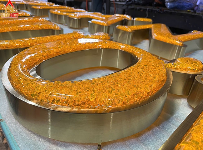 Gia công chữ nổi mặt acrylic Tuấn Huy Chương