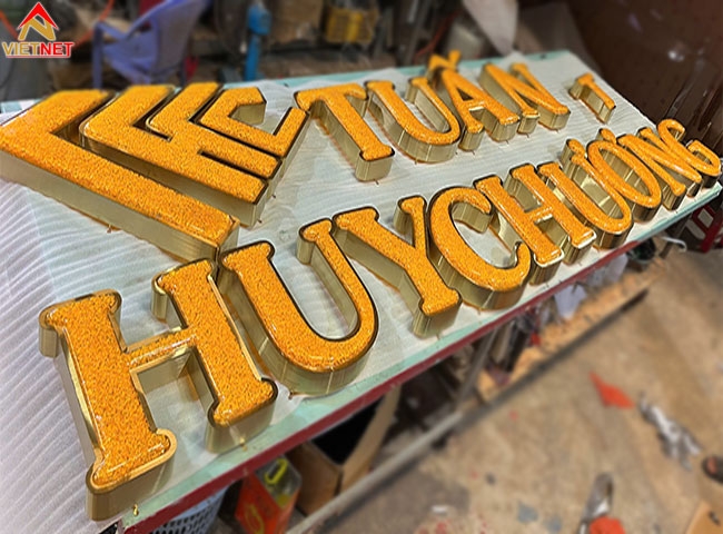 Gia công chữ nổi mặt acrylic Tuấn Huy Chương
