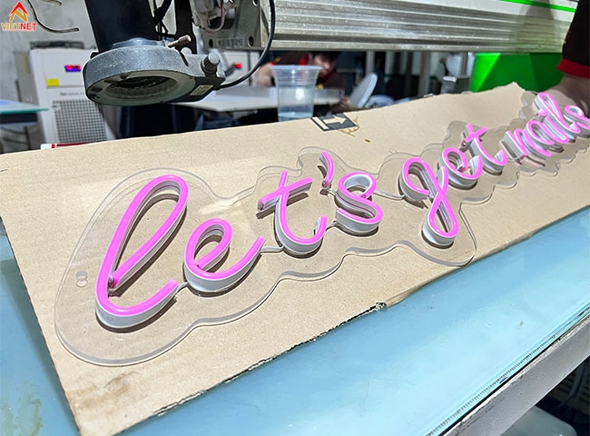 Gia công hộp đèn neon sign số lượng lớn giá tận xưởng, bảo hành dài lâu