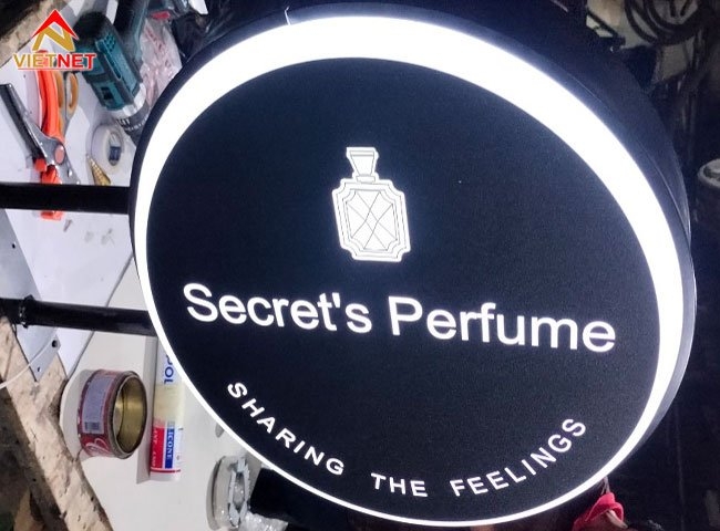 Hộp đèn mica hút nổi Secret’s Perfume