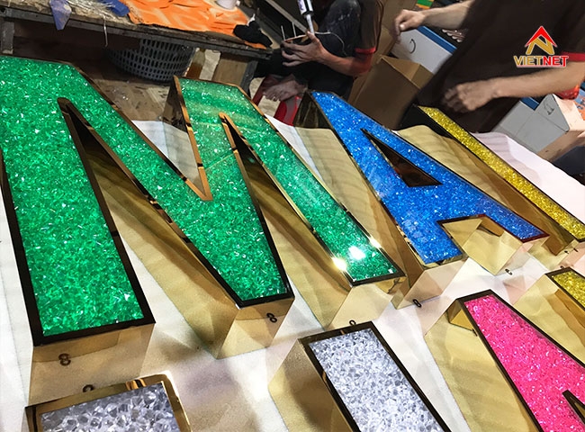 Làm bộ chữ nổi mặt acrylic cho Mai Thanh