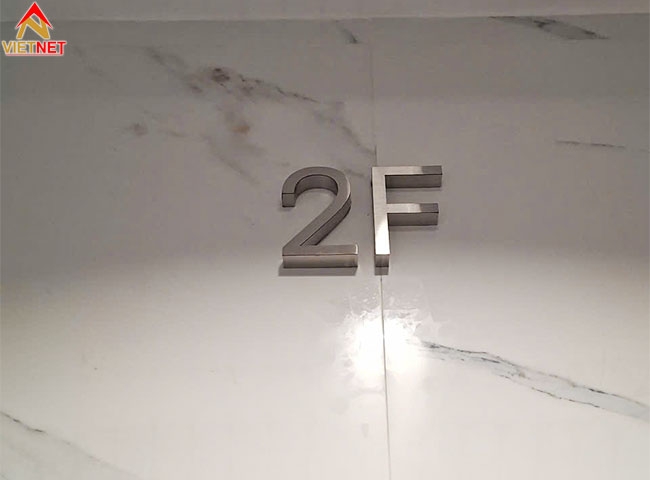  Làm chữ inox trắng xước cho căn hộ, tòa nhà nhanh gọn, thẩm mỹ cao