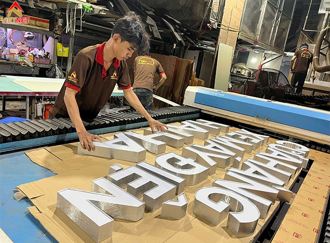 Làm chữ nổi mặt mica Cửa hàng xe máy Hải Hạnh