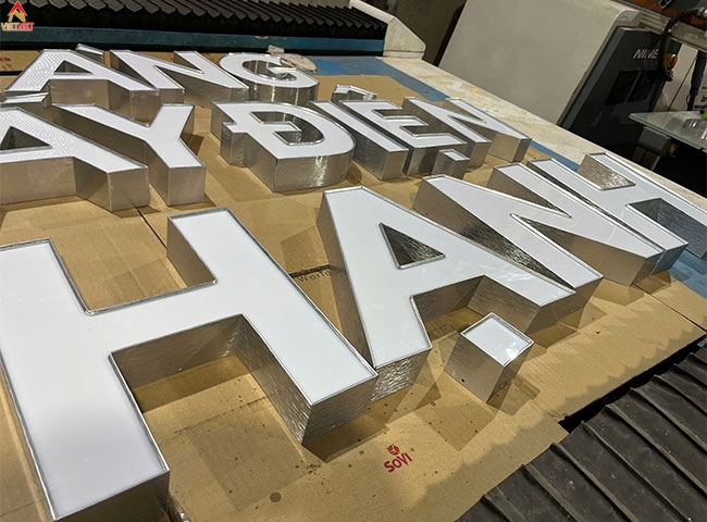 Làm chữ nổi mặt mica Cửa hàng xe máy Hải Hạnh