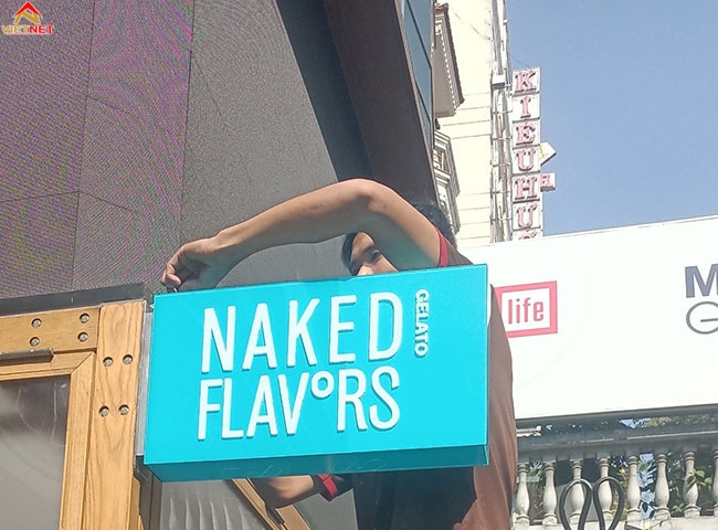 Làm hộp đèn quảng cáo Naked