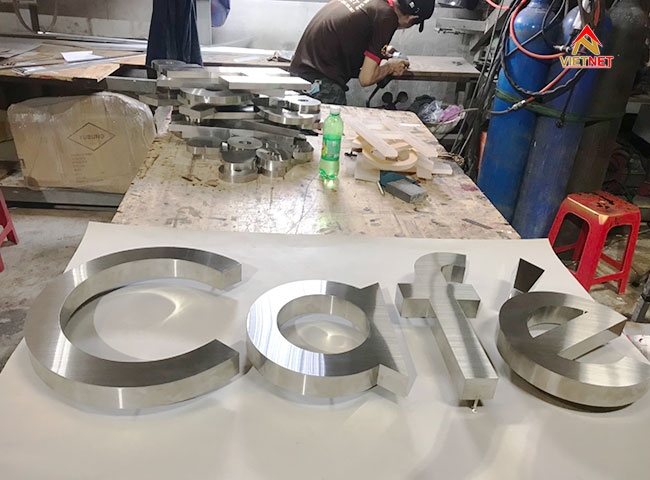 Nơi làm chữ inox trắng xước uy tín, giá rẻ
