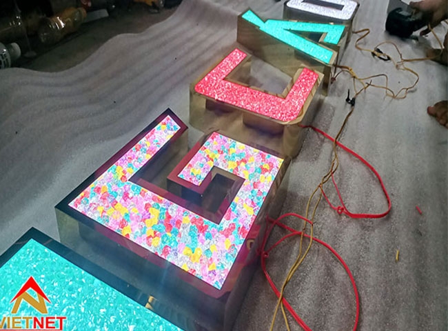 Phương pháp gia công chữ nổi mat acrylic giả đá