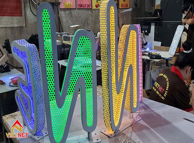 Tìm hiểu về bảng hiệu đèn neon lưới sắt ANNE