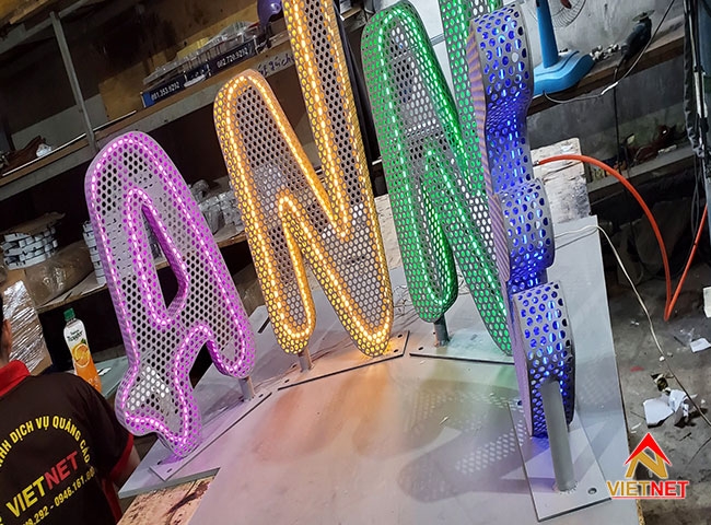 Tìm hiểu về bảng hiệu đèn neon lưới sắt ANNE