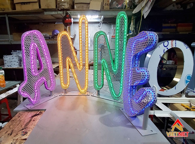 Tìm hiểu về bảng hiệu đèn neon lưới sắt ANNE