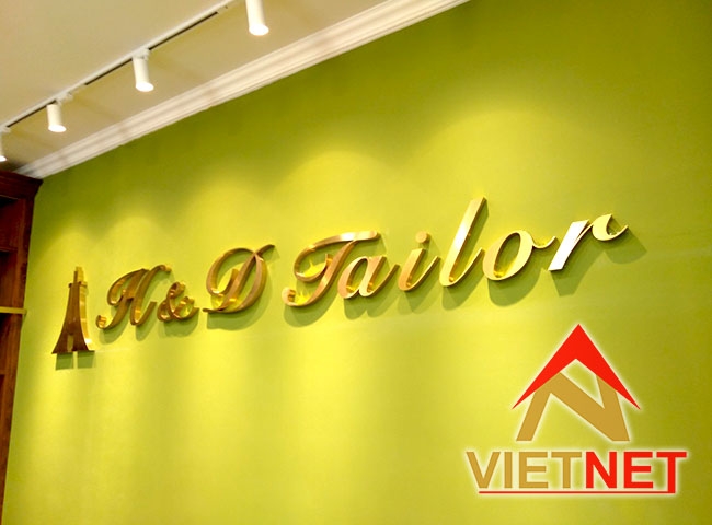 Vì sao thương hiệu cao cấp chuộng chữ inox vàng? Góc nhìn từ nhận diện thương hiệu