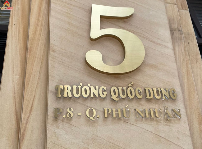Gia công bảng số nhà inox vàng xước chất lượng