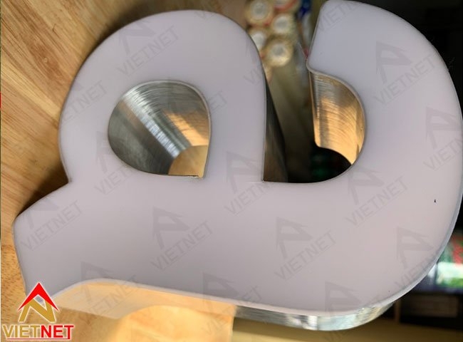 Chữ nhôm không gờ - Xu hướng mới cho các dự án xanh