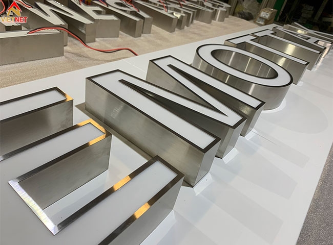 Xưởng gia công chữ mica hông inox uy tín tại TP.HCM
